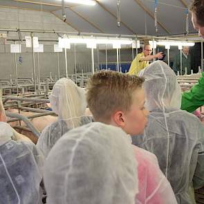 Enkele kinderen uiten hun ongenoegen over de geur bij de opfokzeugen, maar het verhaal van Paul Brummelhuis van Topigs over hoe de biggetjes in het varken komen, wint de aandacht van de scholieren.