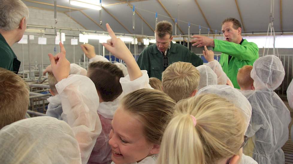 Ook de inseminator draagt zijn steentje aan de educatie van de kinderen bij; hij laat hen zien hoeveel piepkleine biggetjes in de buik van het varken zitten. De kinderen zijn razend enthousiast; de vingers voor het stellen van de vragen blijven maar komen