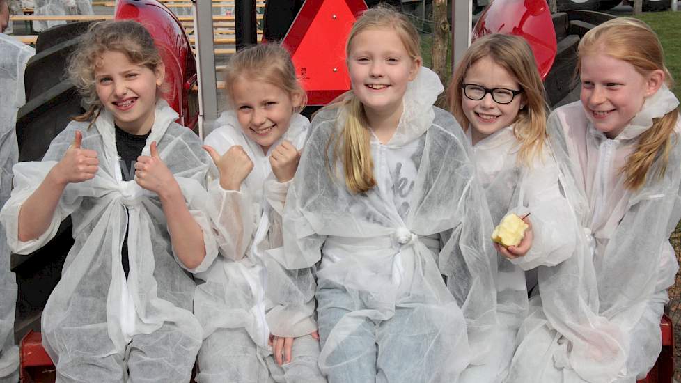 In de pauze zijn de kinderen vrij buiten. Ze vragen elkaar wat ‘gespeend’ betekent. En hoeveel biggen een varken per worp en per jaar ongeveer krijgt.