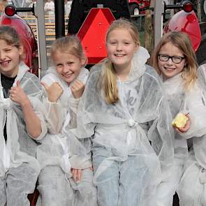 In de pauze zijn de kinderen vrij buiten. Ze vragen elkaar wat ‘gespeend’ betekent. En hoeveel biggen een varken per worp en per jaar ongeveer krijgt.