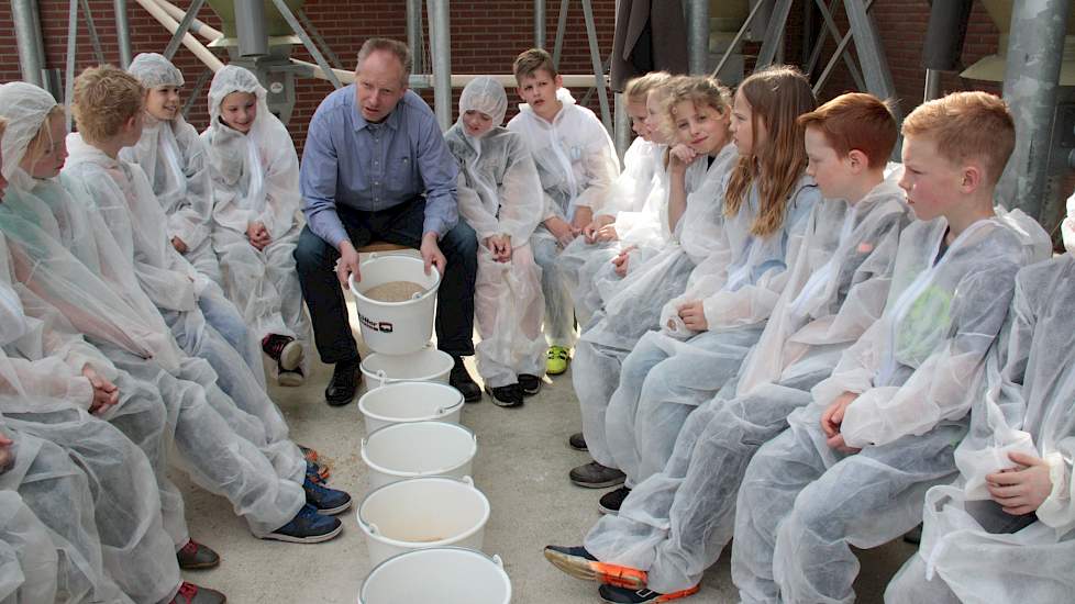 De voerleverancier laat de kinderen rekenen. Hij vraagt hoeveel emmers voer een volwassen varken eet per jaar. Groep 6 redt zich er prima mee. Vanaf volgend jaar overigens gaat groep 7 in plaats van groep 4 op excursie in Hengevelde, dan weer bij een geit