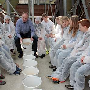 De voerleverancier laat de kinderen rekenen. Hij vraagt hoeveel emmers voer een volwassen varken eet per jaar. Groep 6 redt zich er prima mee. Vanaf volgend jaar overigens gaat groep 7 in plaats van groep 4 op excursie in Hengevelde, dan weer bij een geit