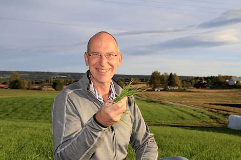 Wout Mustaers als grasspecialist voor varkensvoer in Noorwegen.