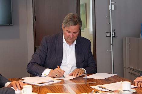 Ondertekening HyCare investeringsfonds door René Coppens, Programmadirecteur Vitale Varkenshouderij Rabobank